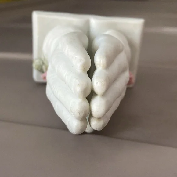 Vintage prayer hands over book and roses figurine - Picture 7 of 14